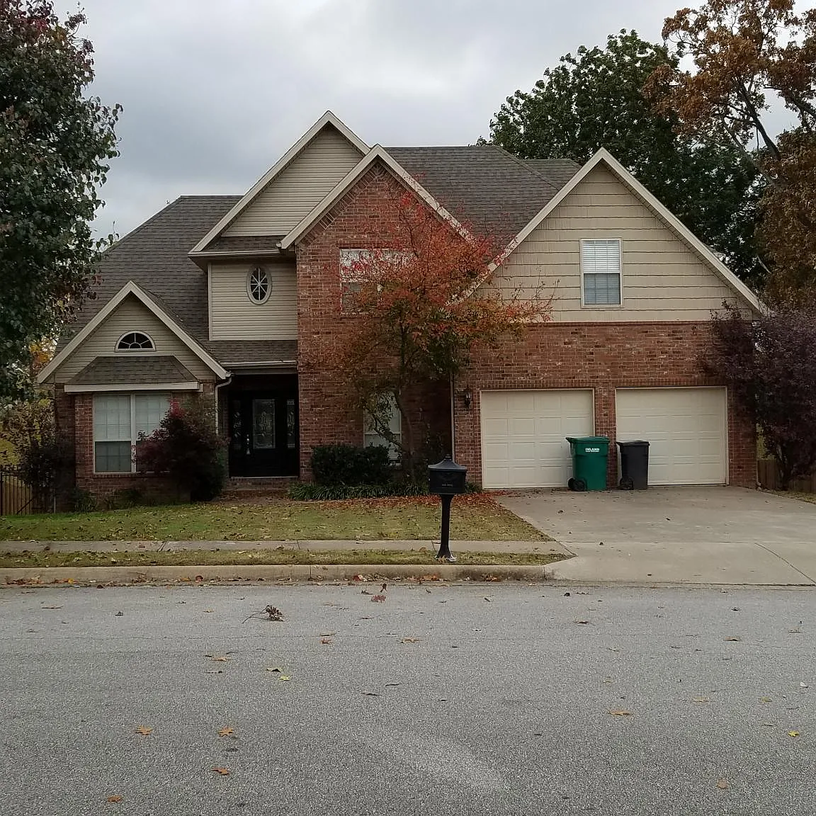 5 bed, 2.5 bath, 2568 sqft, $2,600 — Photo 1