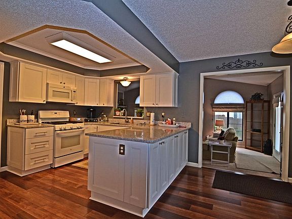 3rd image of 3264 Farmbrook Dr
