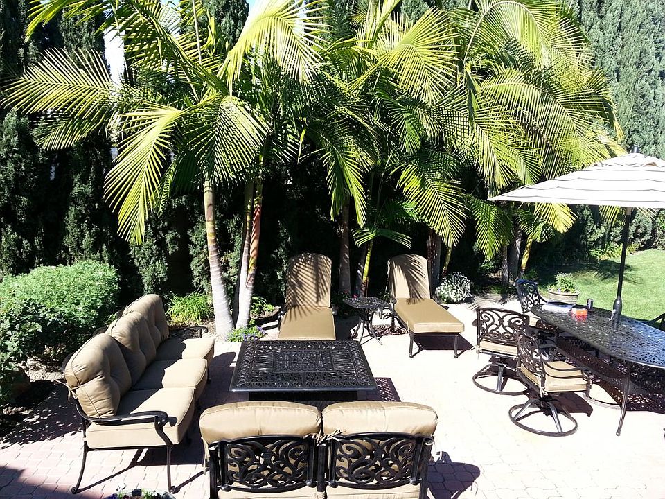 Common patio area w/fire pit.