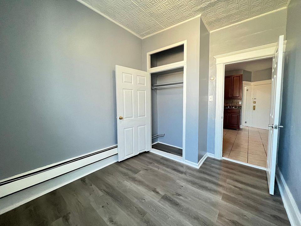 2nd image of 129 W 54th St #5R