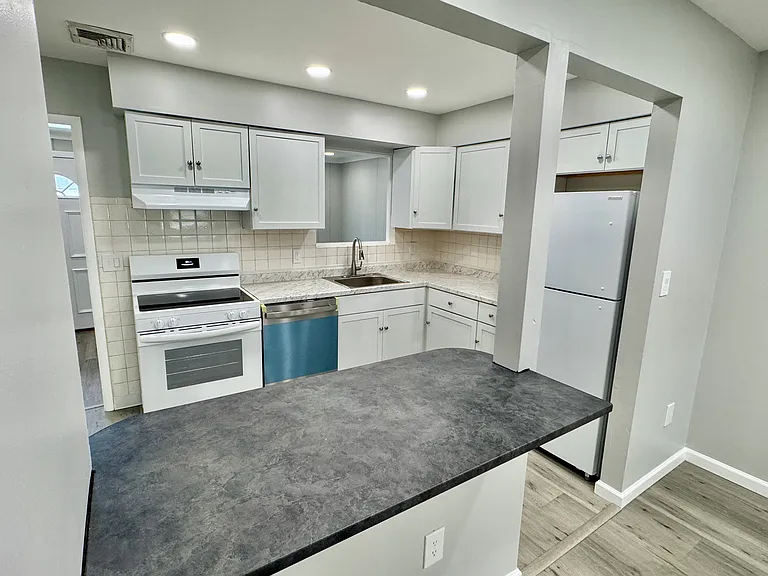 2731 Diane Blvd — Photo 5