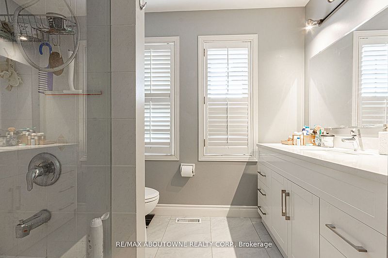 Oakville Townhouse for rent - 3 Bedrooms — photo 16