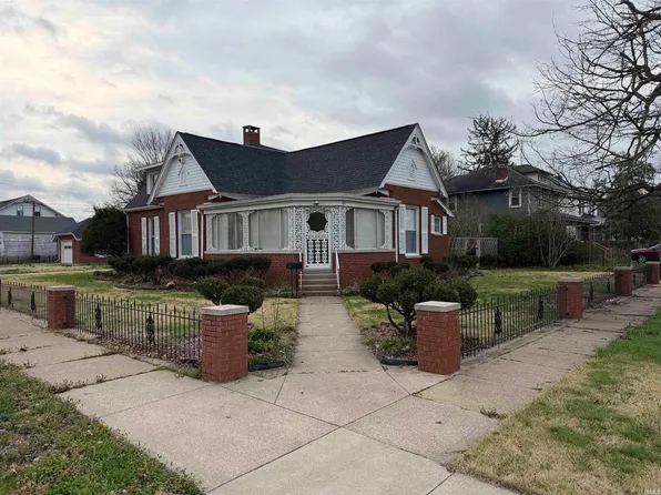 27 N Edwards St, Worthington, IN 47471