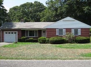 70 Elsmere Ave, Oakdale, NY 11769