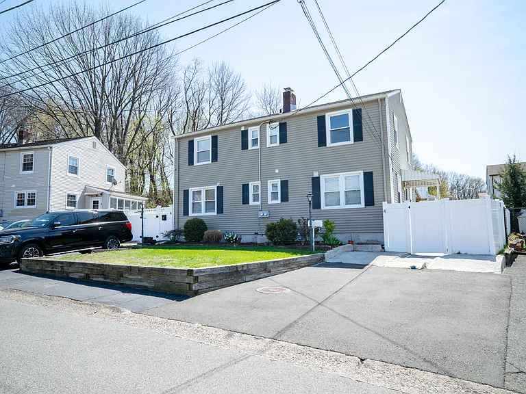 4 Augusta St — Photo 1