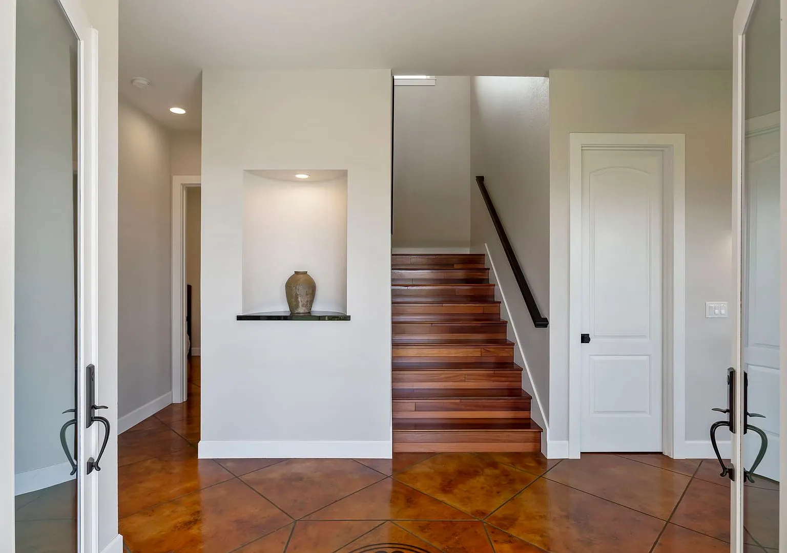 Upper Class Elegance in this 4 bed/3bath Home in Wailuku Country Estates- Unfurnished-Ocean Views... — Photo 4