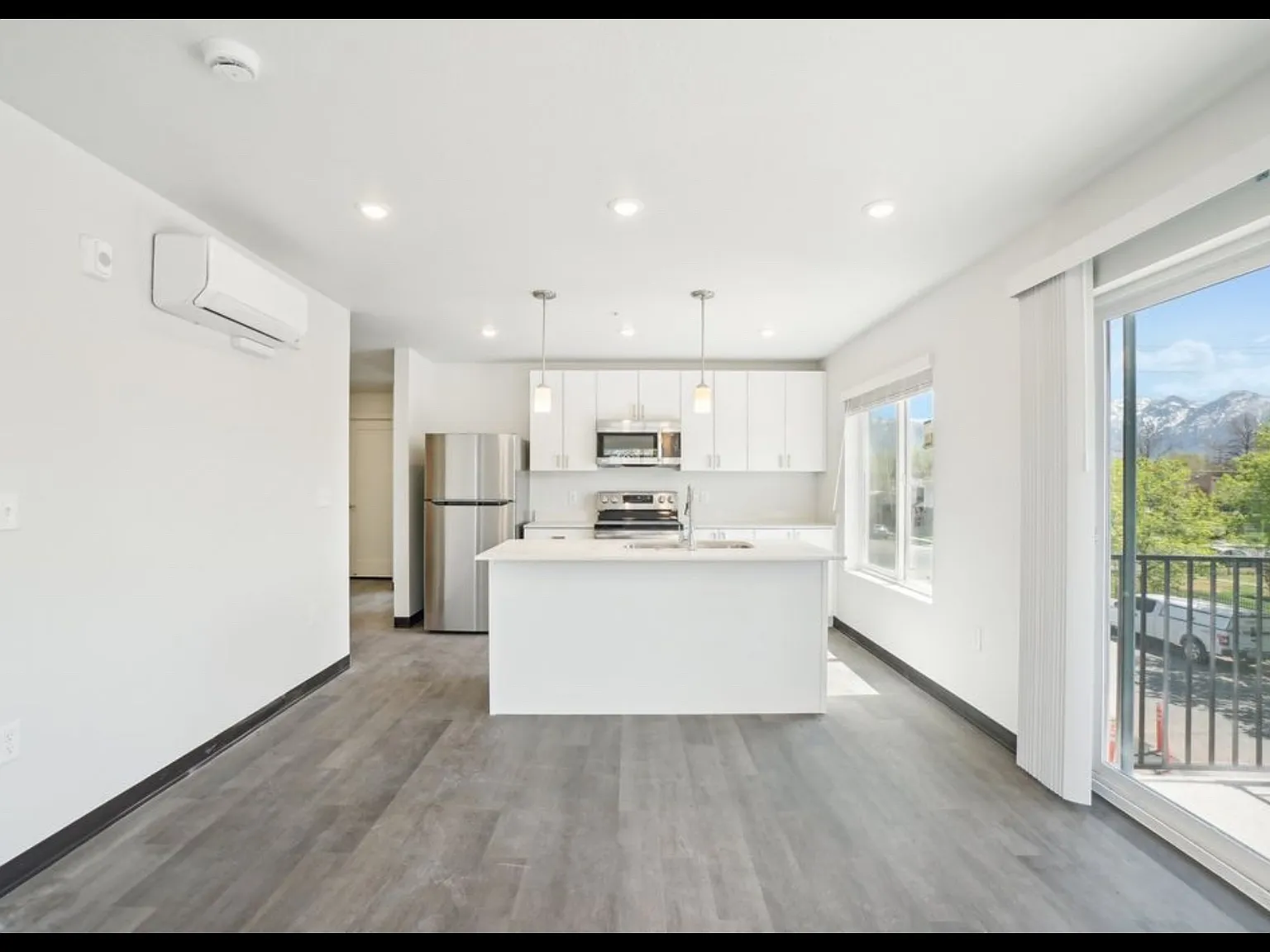 2 bed, 850 sqft, $2,390 — Photo 3