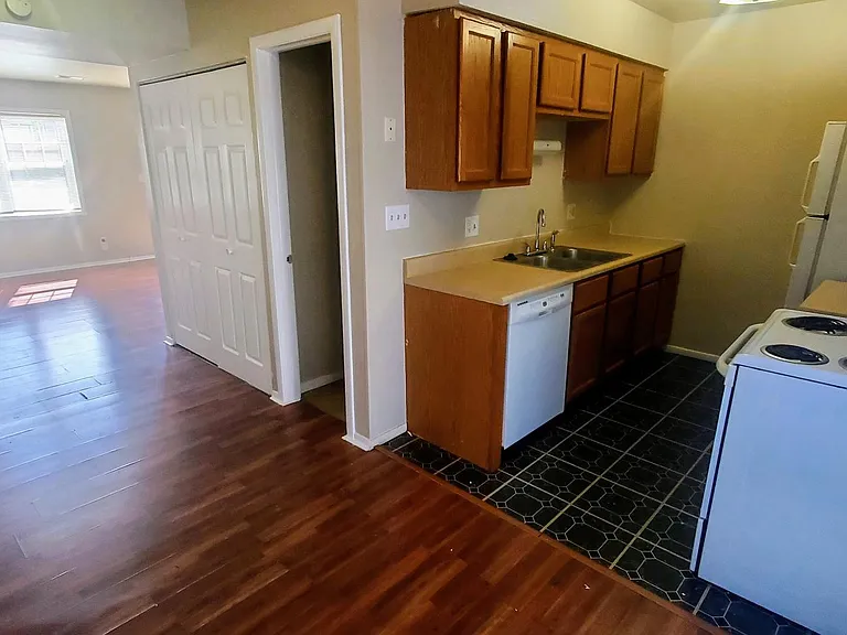 2011 Yorktowne Dr #2011 — Photo 10