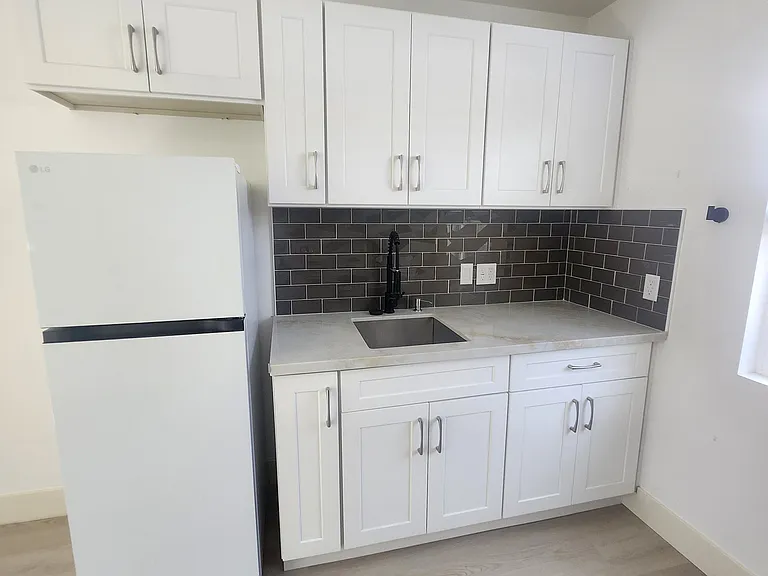 1111 S Rimpau Blvd — Photo 4