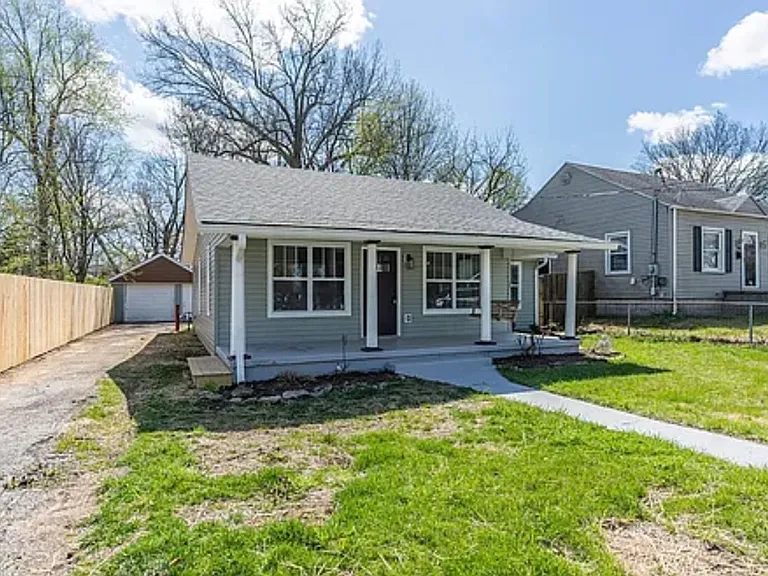 732 Bellaire Ave — Photo 2