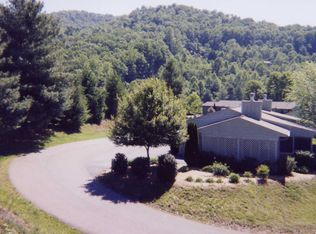 31 Mint Lake Ct W, Franklin, NC 28734