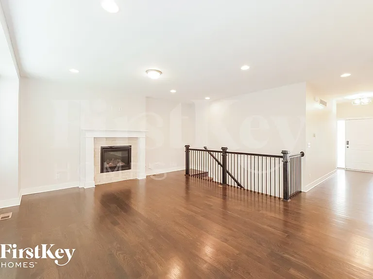 1128 SW Blackpool Dr — Photo 3