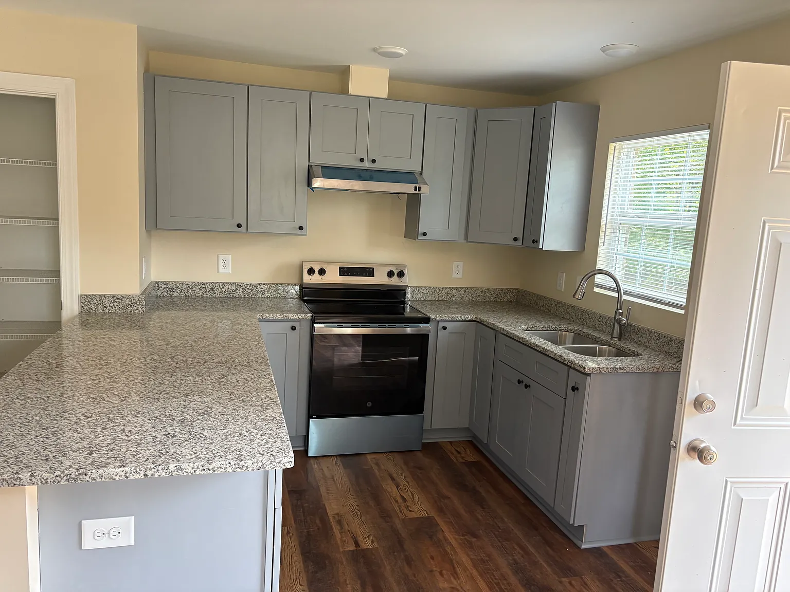 3 bed, 1350 sqft, $1,900 — Photo 3