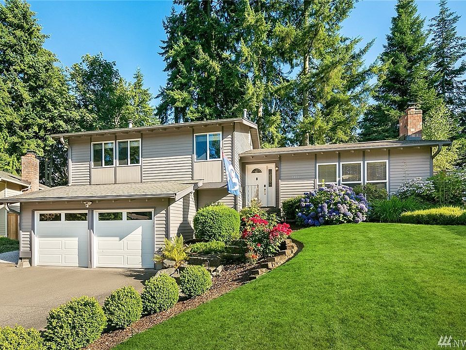 Welcome home to sought after Finn Hill in Kirkland. There is no through traffic on this play safe street. 