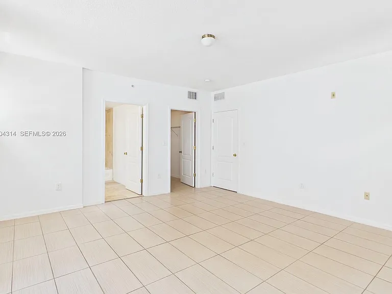 425 NE 30th St #604 — Photo 17