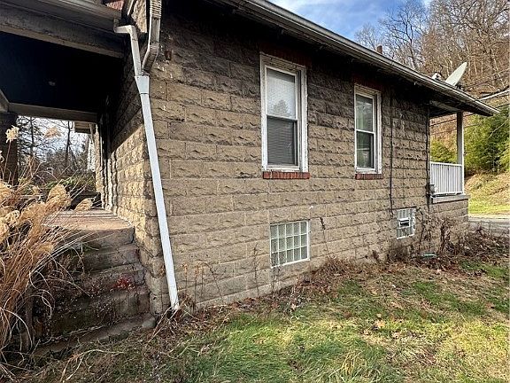 2nd image of 3072 Auberle St