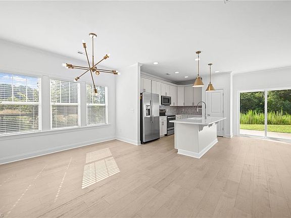 3rd image of 1745 Eastover Dr