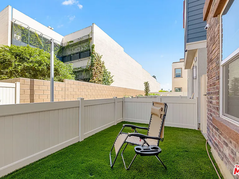 768 Daniel Freeman Cir — Photo 2