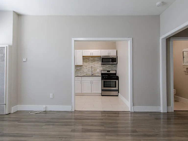 Gorgeous Newly Remodeled One Bedroom and Studios — Photo 1