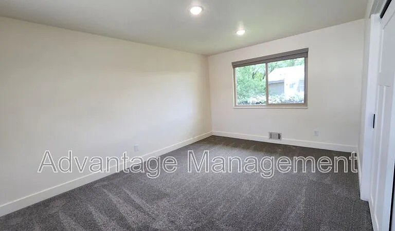 167 W Center Earnshaw #B — Photo 8