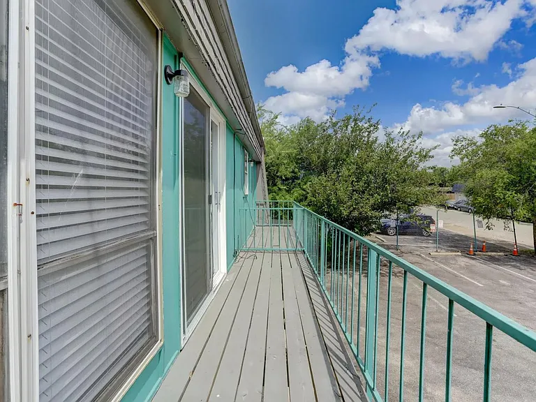 305 E Croslin St #109 — Photo 16