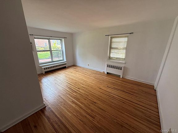 5th image of 221 Middle Neck Rd APT C1
