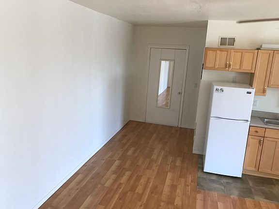 4th image of 8878 Roseland Ave