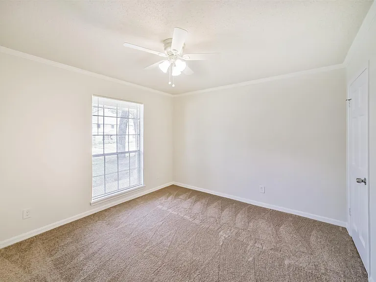 1011 Baltic Ln — Photo 20