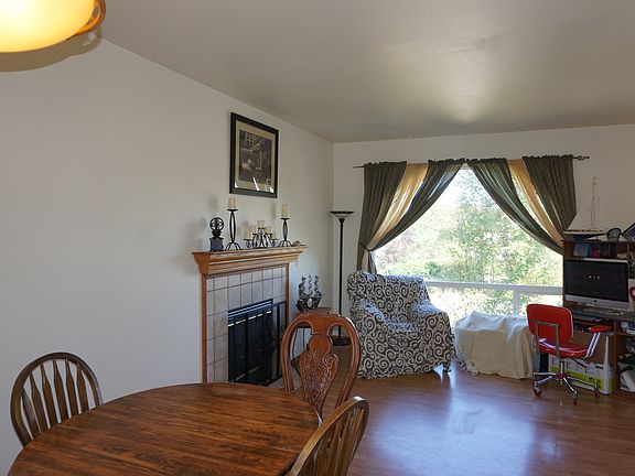 Dining/living  w/ Fireplace