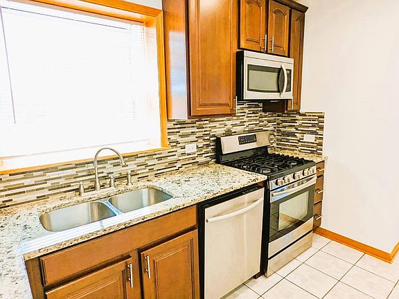 3rd image of 4800 N Rockwell St #2F