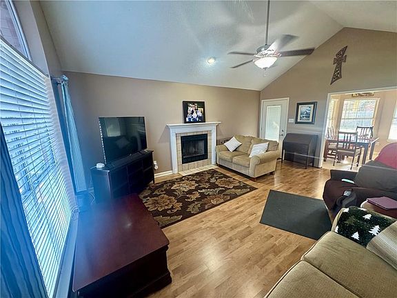 3rd image of 6044 Cambridge Dr