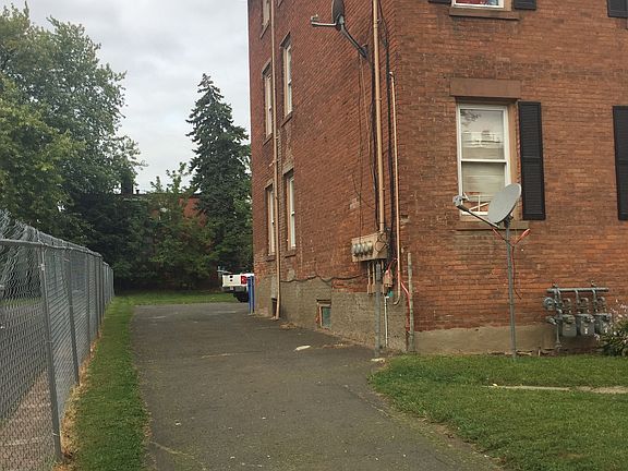 3rd image of 163 Affleck St