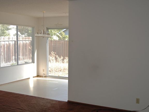 2nd image of 1425 Jasmine Way