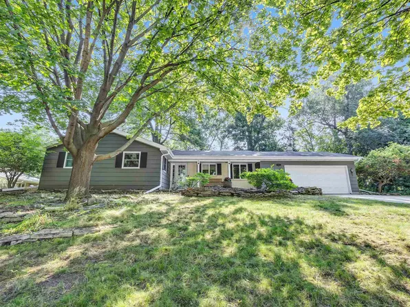 946 Saint Charles Dr, Green Bay, WI 54311