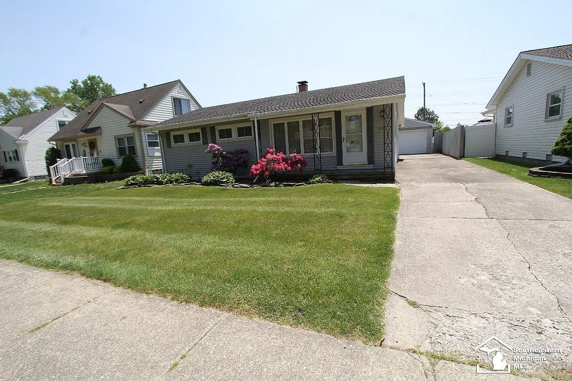 983 Winston Dr photo 1