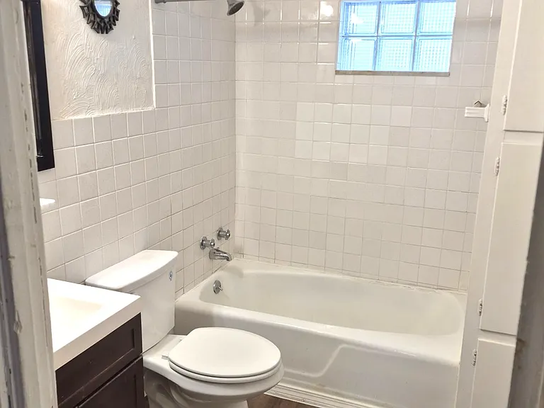 519 E 9th St #1 — Photo 8