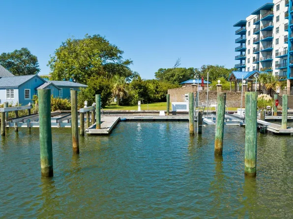 4425 Arendell St, Morehead City, NC 28557