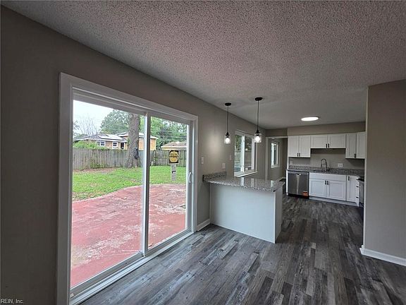 4th image of 3781 Strathmoor Cir