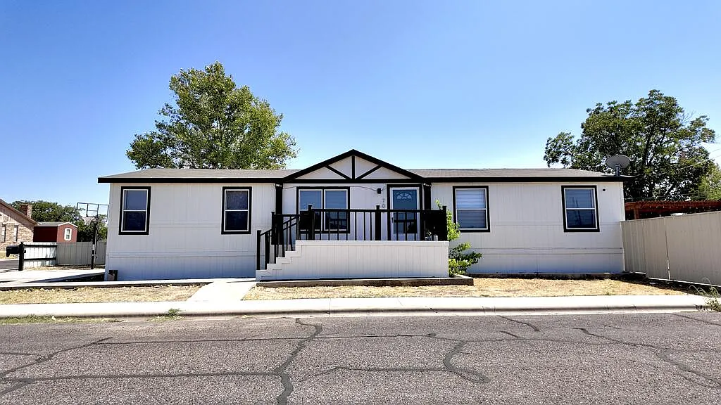 4 bed, 4.0 bath, 1568 sqft, $2,000 — Photo 1