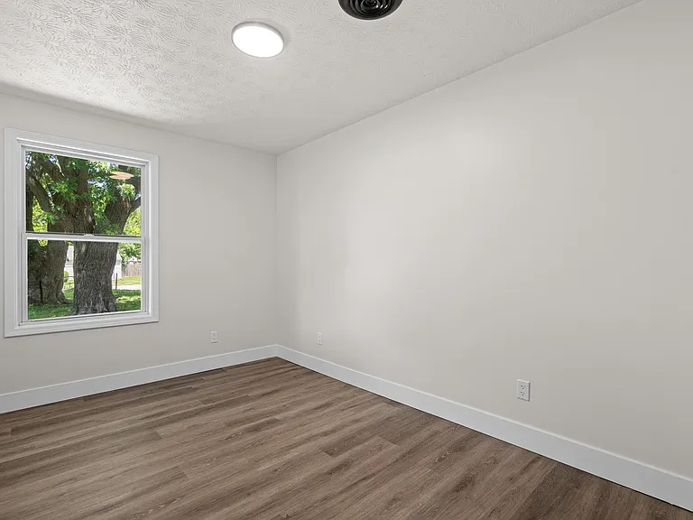 2020 Kildare Ave — Photo 20
