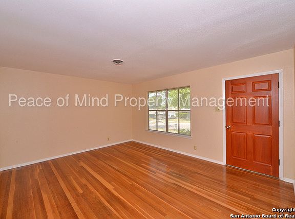 4th image of 1706 Merriford Ln
