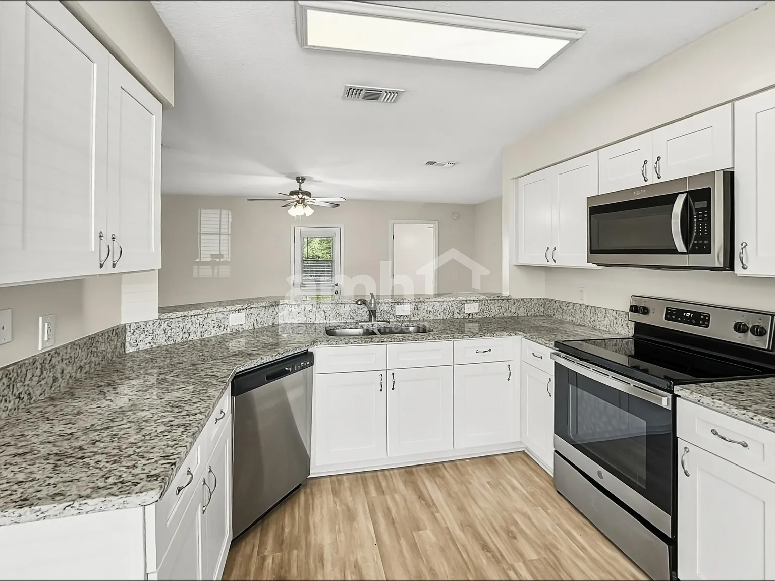 3 bed, 2.0 bath, 1319 sqft, $1,855 — Photo 3
