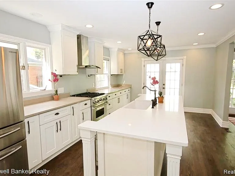 669 Mohegan St — Photo 13