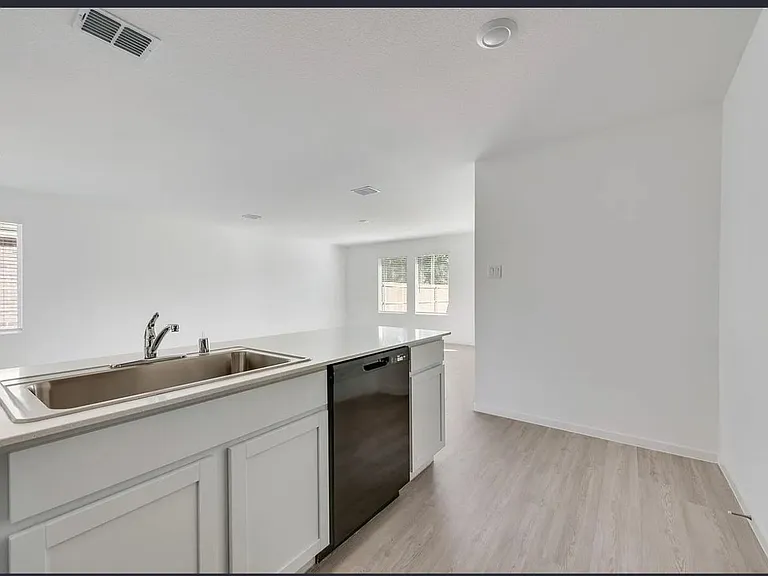 2032 Derby Ln — Photo 11