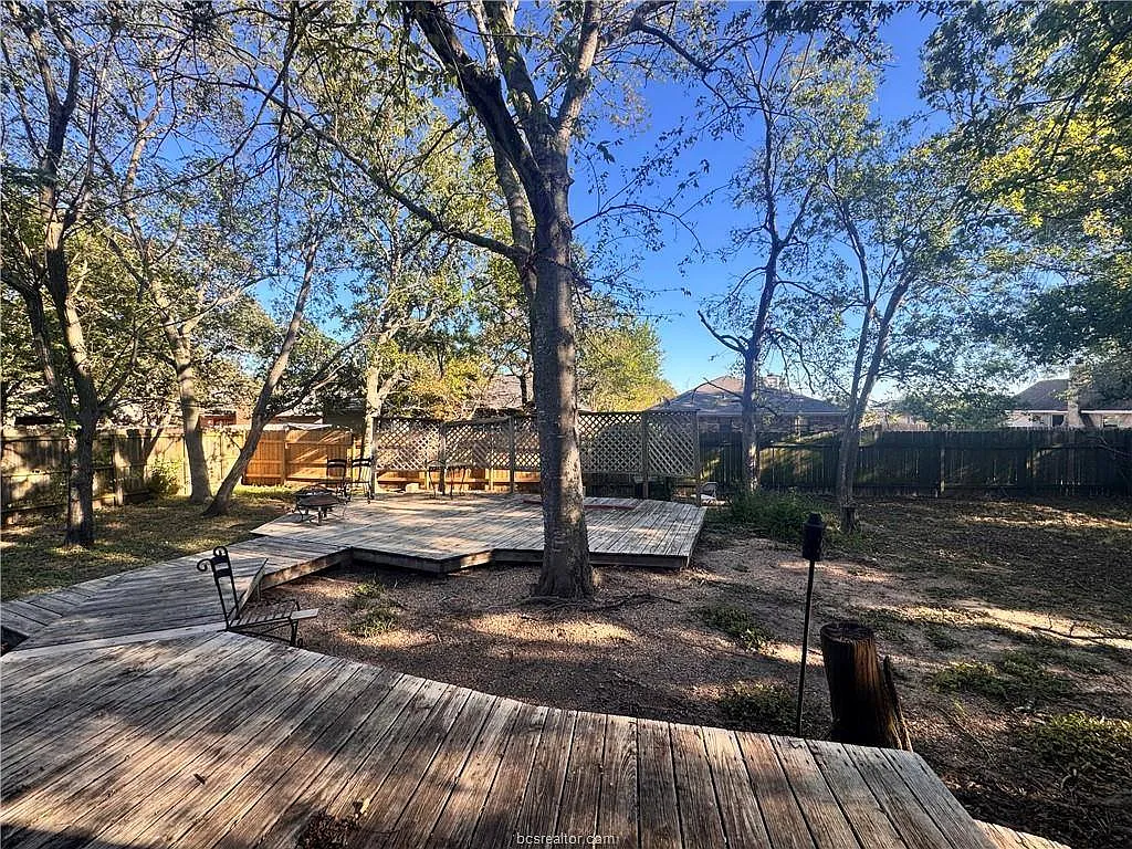 Building Photo - 1204 Bayou Woods Dr