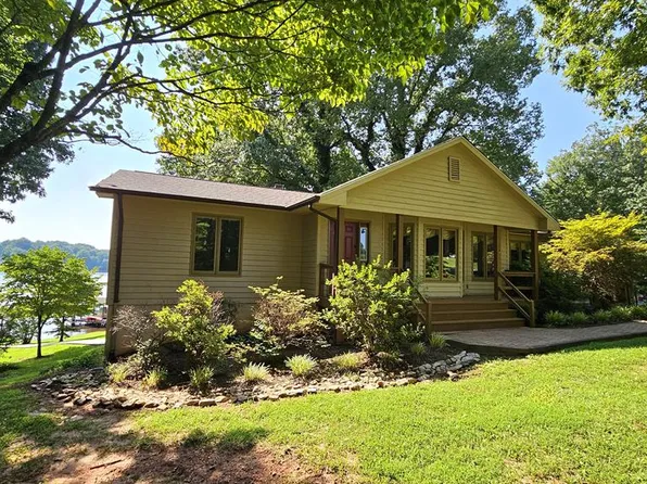 308 Hemlock Dr, Bracey, VA 23919