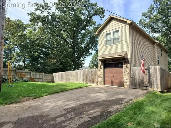 5545 Paradise St, Commerce Twp, MI 48382