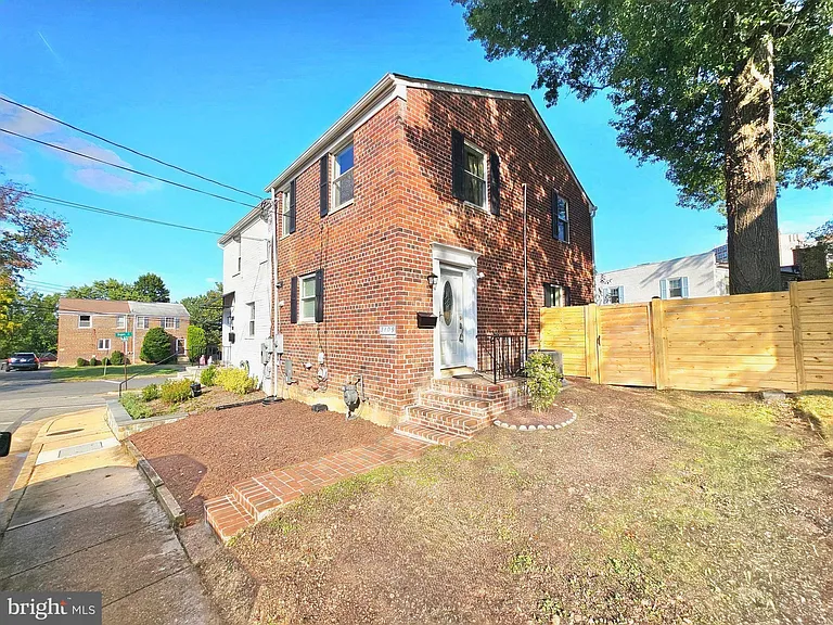 3109 Mosby St — Photo 1