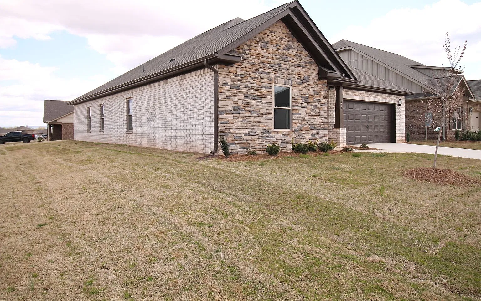 Welcome to this charming 3-bedroom, 2-bathroom home in the excellent location of Meridianville, AL. — Photo 2