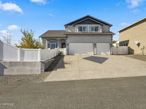 902 Blitz Ln, Selah, WA 98942